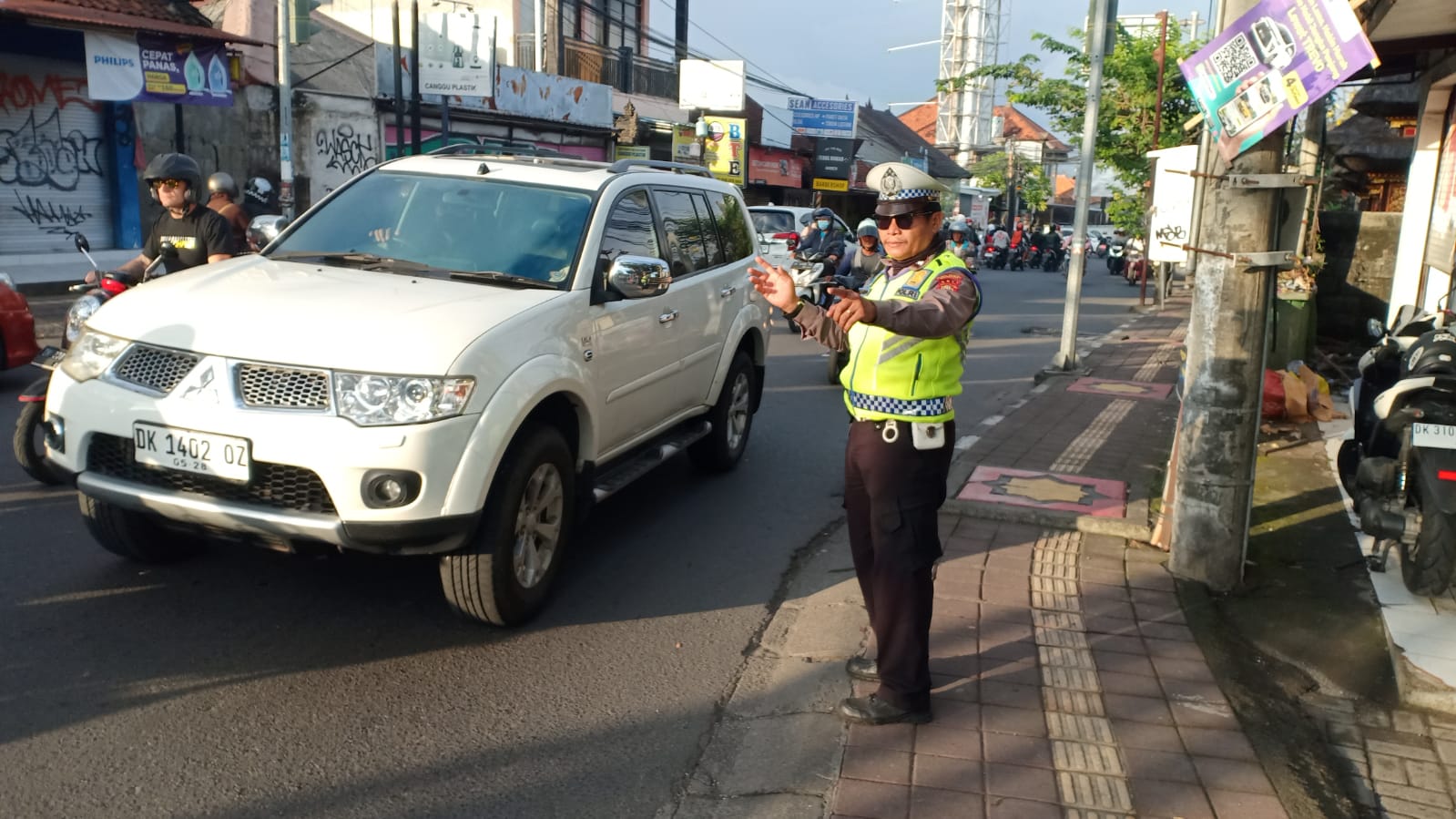 Minimalisir Kemacetan Simpang Padonan, Unit Lantas Polsek Kuta Utara Lakukan Pengaturan
