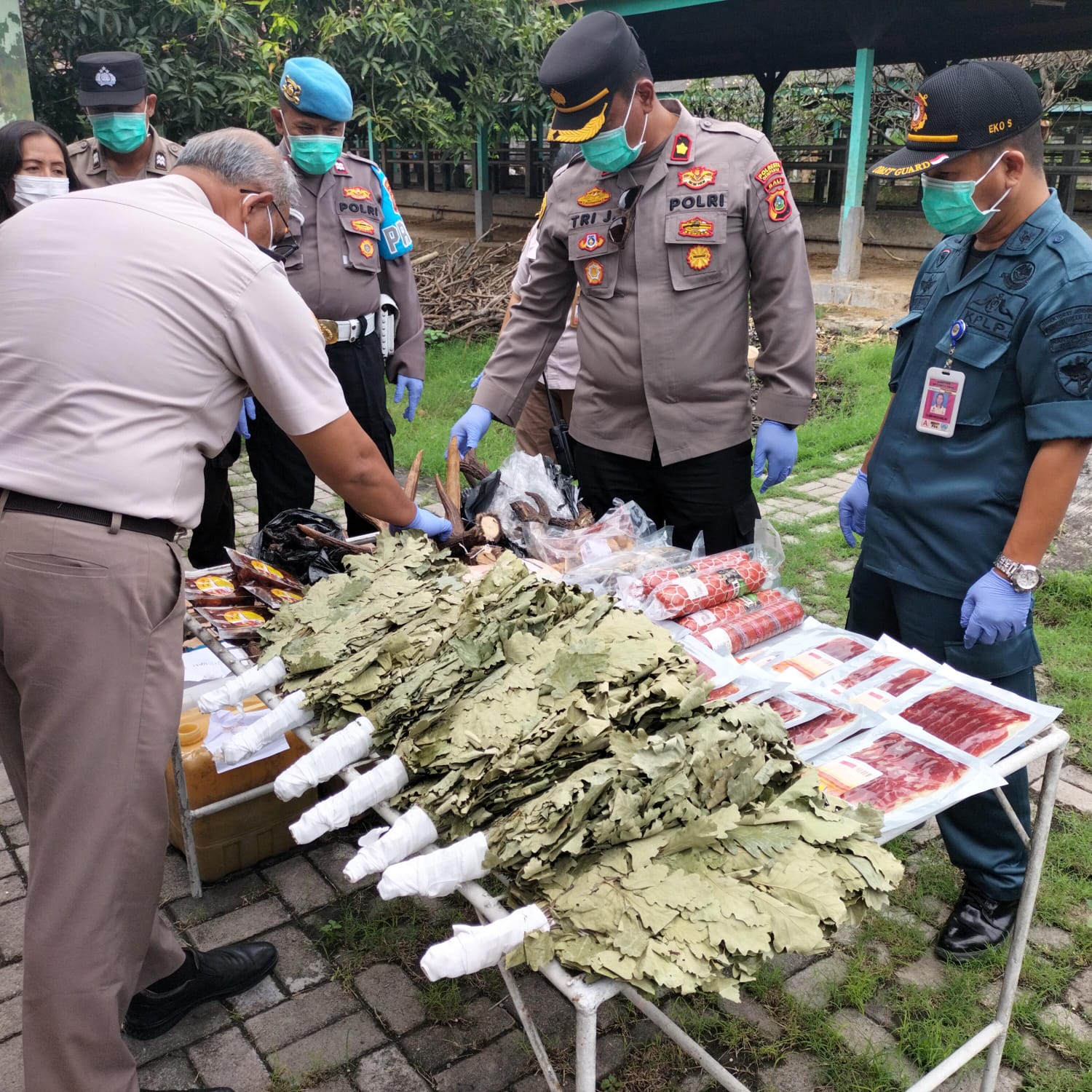 Kapolsek Benoa Hadiri Pemusnahan Barang Sitaan Balai Karantina Pertanian Denpasar