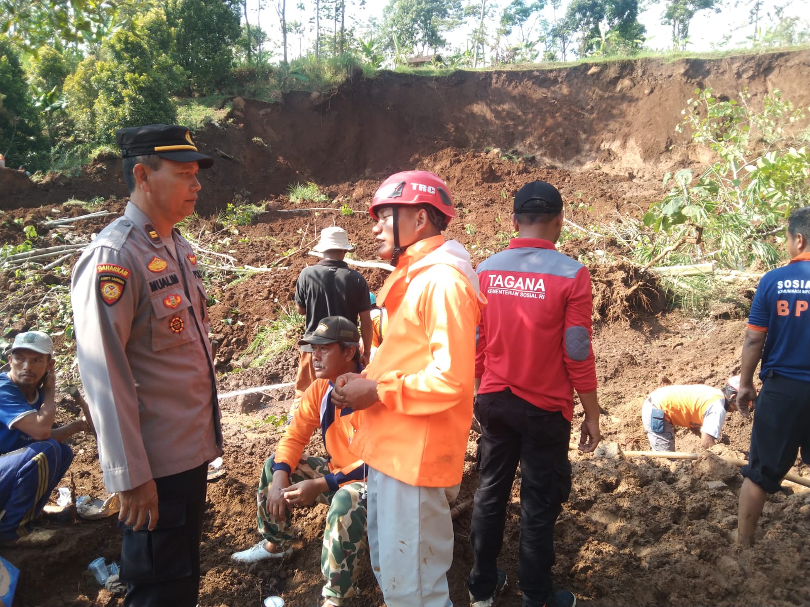 Sinergisitas TNI-Polri dan Masyarakat Tangani Dampak Tanah Longsor di Nganjuk