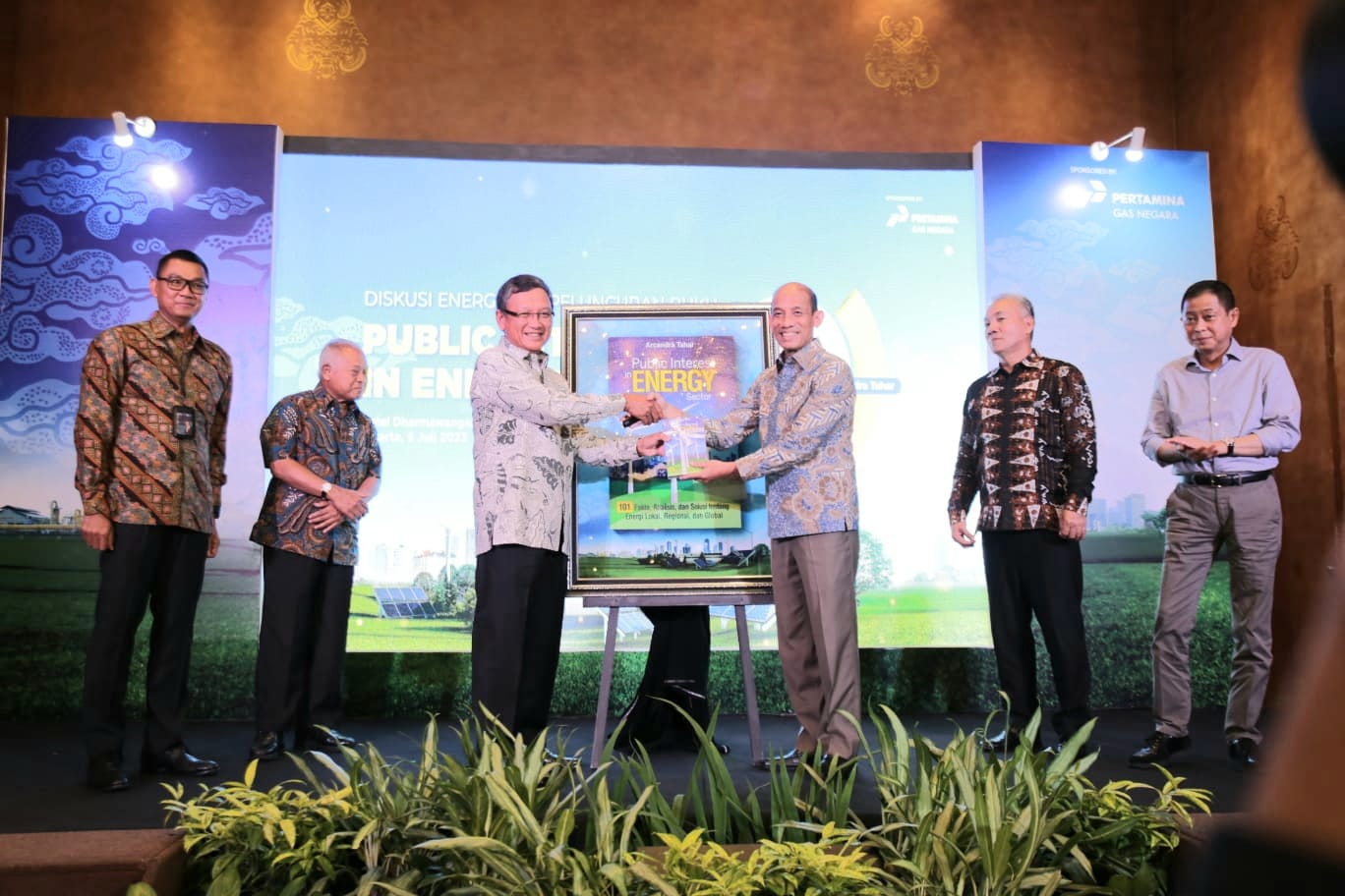 Hadiri Peluncuran Buku Karya Arcandra Tahar, Dirut PLN: "Sangat Strategis dan Mudah Dimengerti"