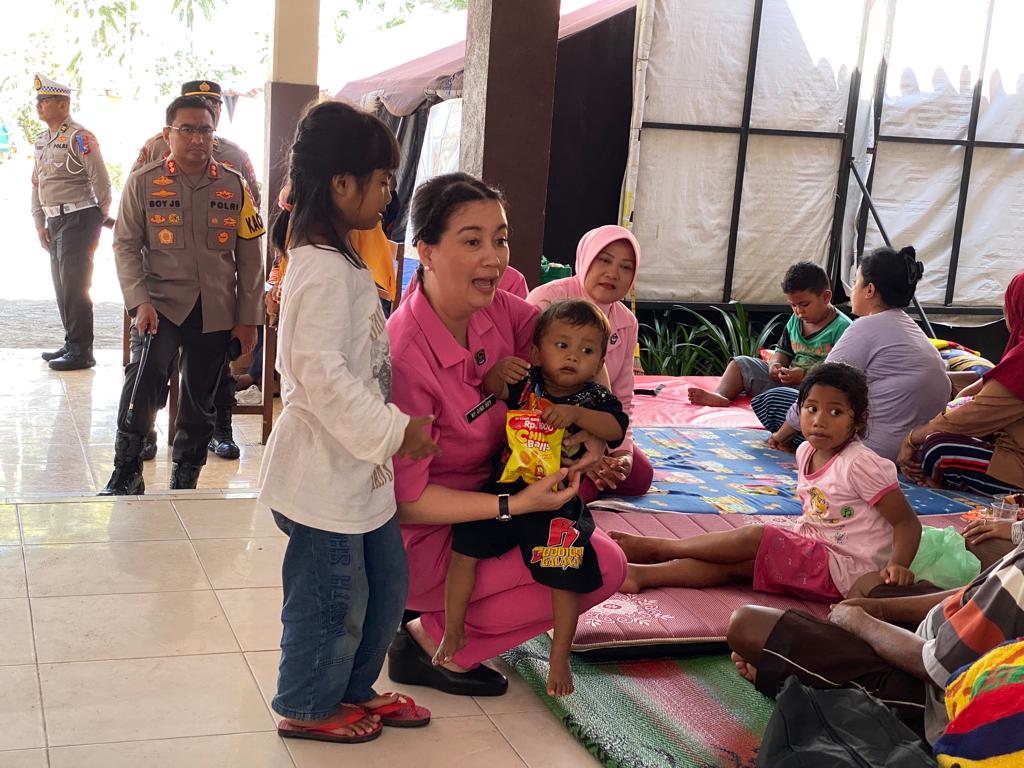 Polres Lumajang dan Bhayangkari Salurkan Bantuan Untuk Korban Banjir Semeru