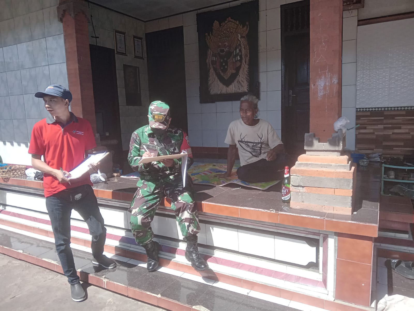 Untuk Terciptanya Kehidupan Masyarakat yang Sehat, Babinsa Dajen Peken Koramil 1619-01/Kota Tergabung dalam Tim ODF dan STBM Verifikasi Desa