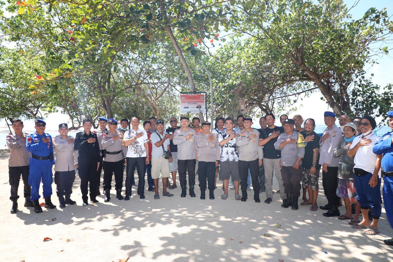 Polda Bali Dengarkan Curhatan Nelayan di Pantai Karang