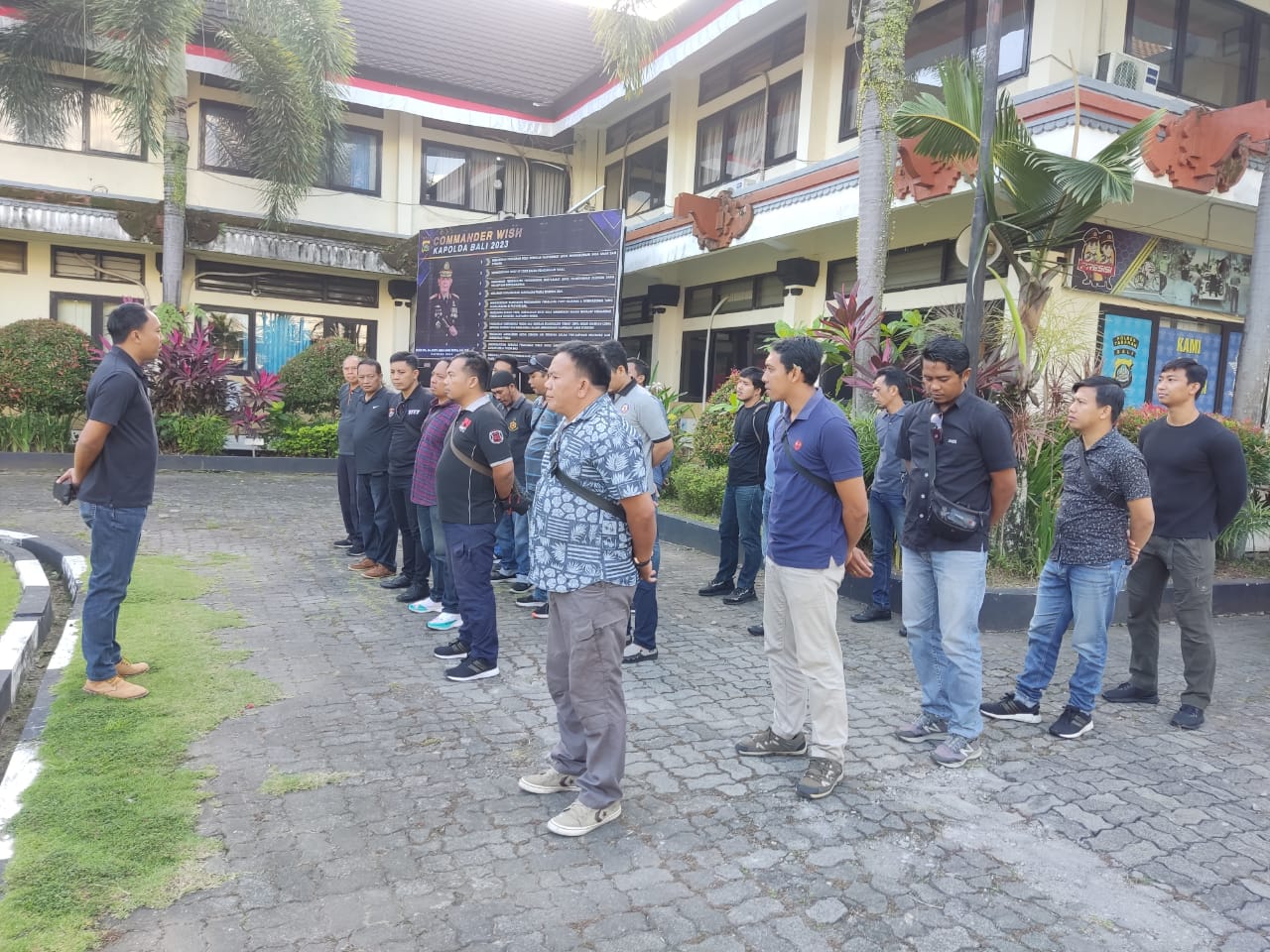 Kasat Intelkam Berikan Arahan Kepada Personil Intelkam Terkait Pengamanan Pilkel Serentak Di Tabanan