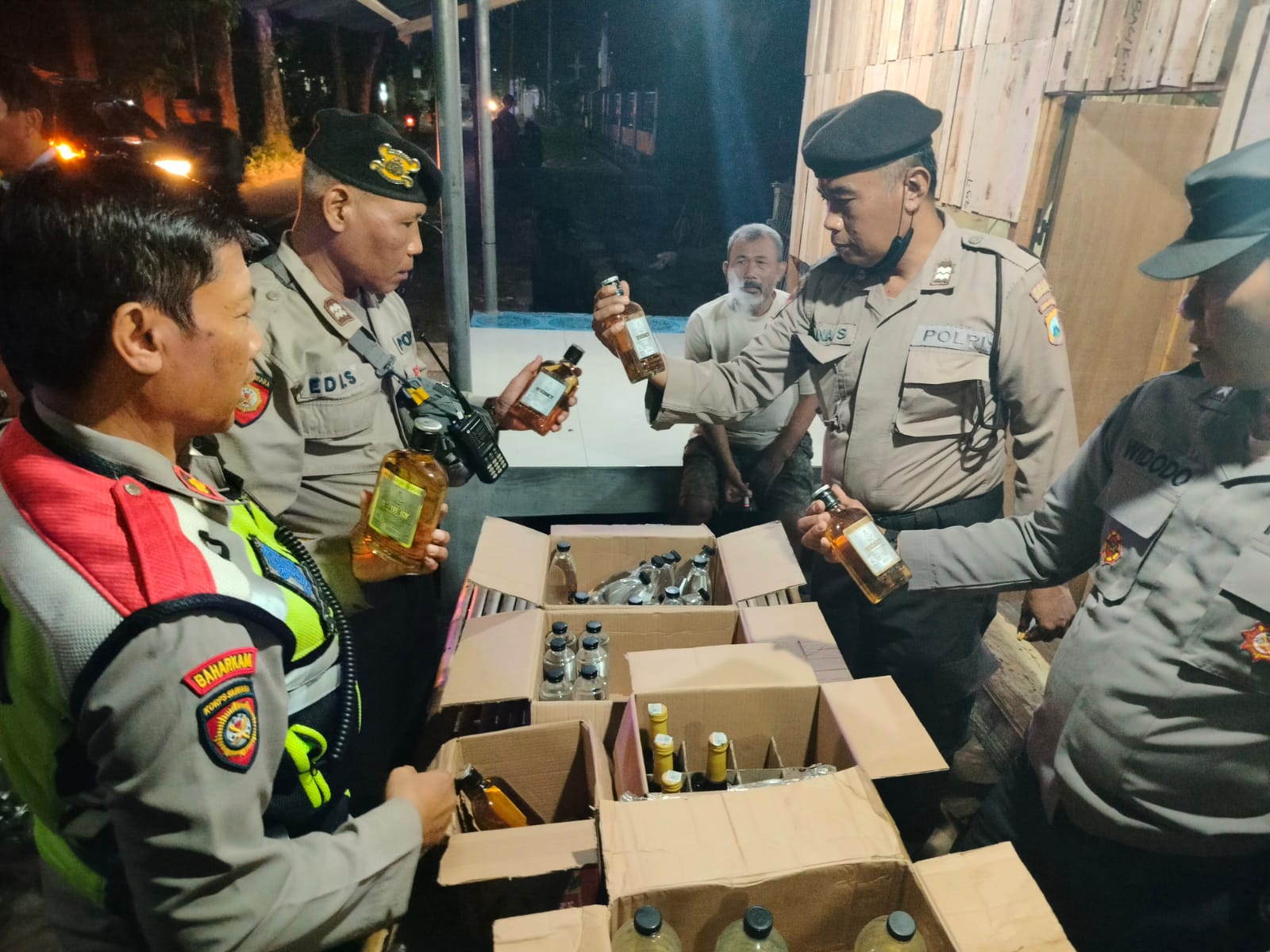Operasi Pekat Polres Kediri Kota bersama Petugas Gabungan Amankan Ratusan Botol Miras