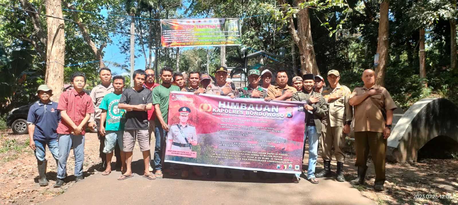 Polisi Bersama TNI dan Warga Kompak Cegah Karhutla di Bondowoso