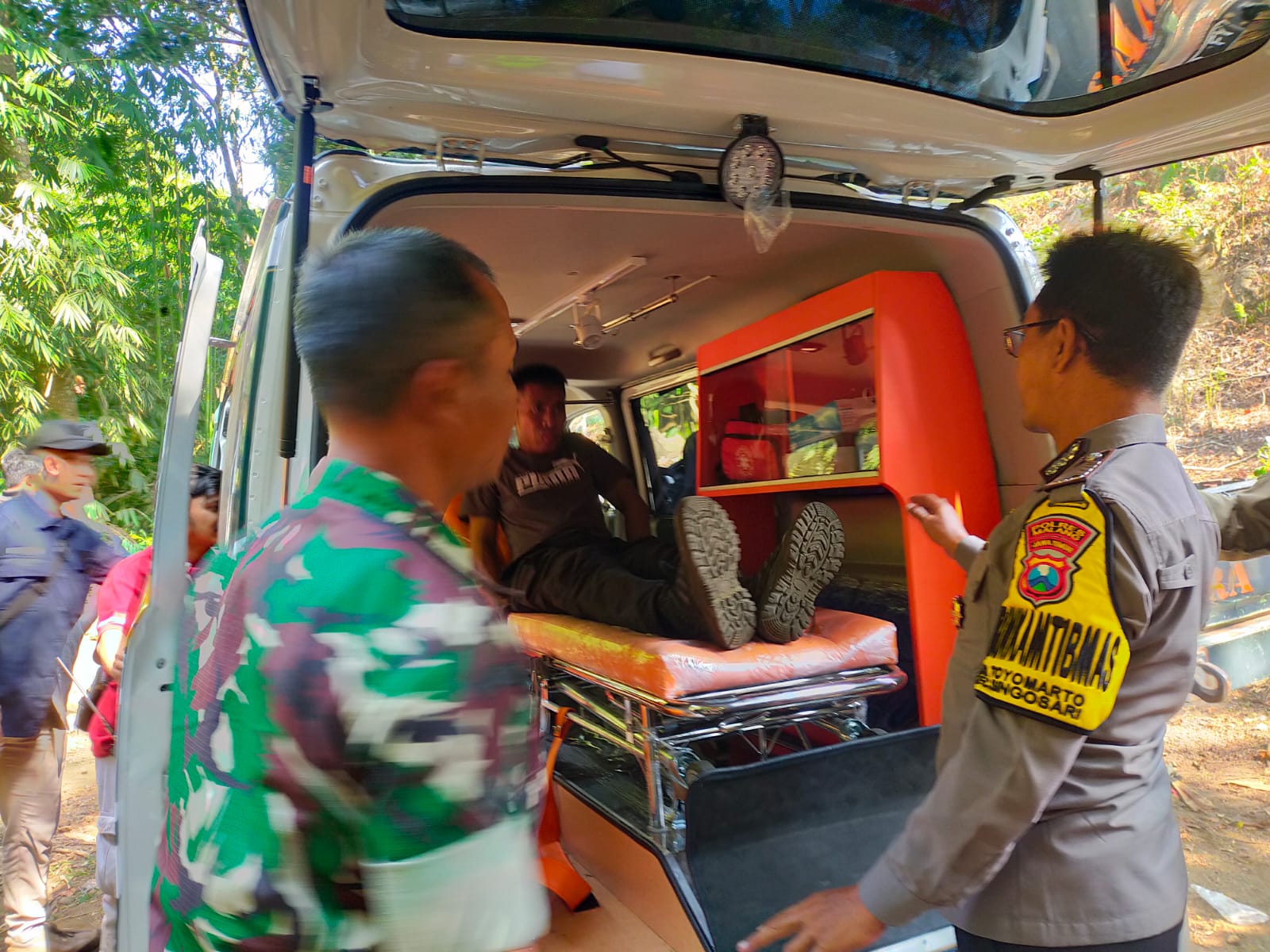 Polisi dan Tim SAR Berhasil Selamatkan Wisatawan Hilang di Lereng Budug Asu Malang