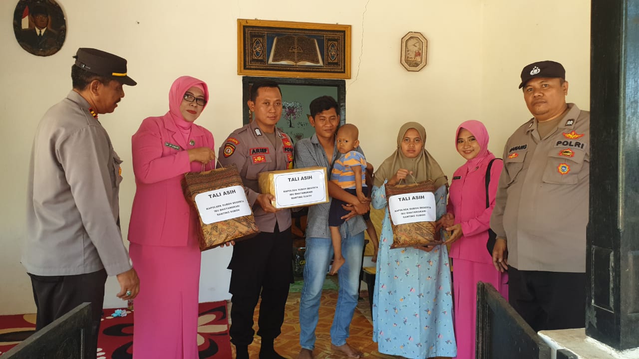 Kepedulian Polisi Beri Bantuan Balita Penderita Kanker di Suboh