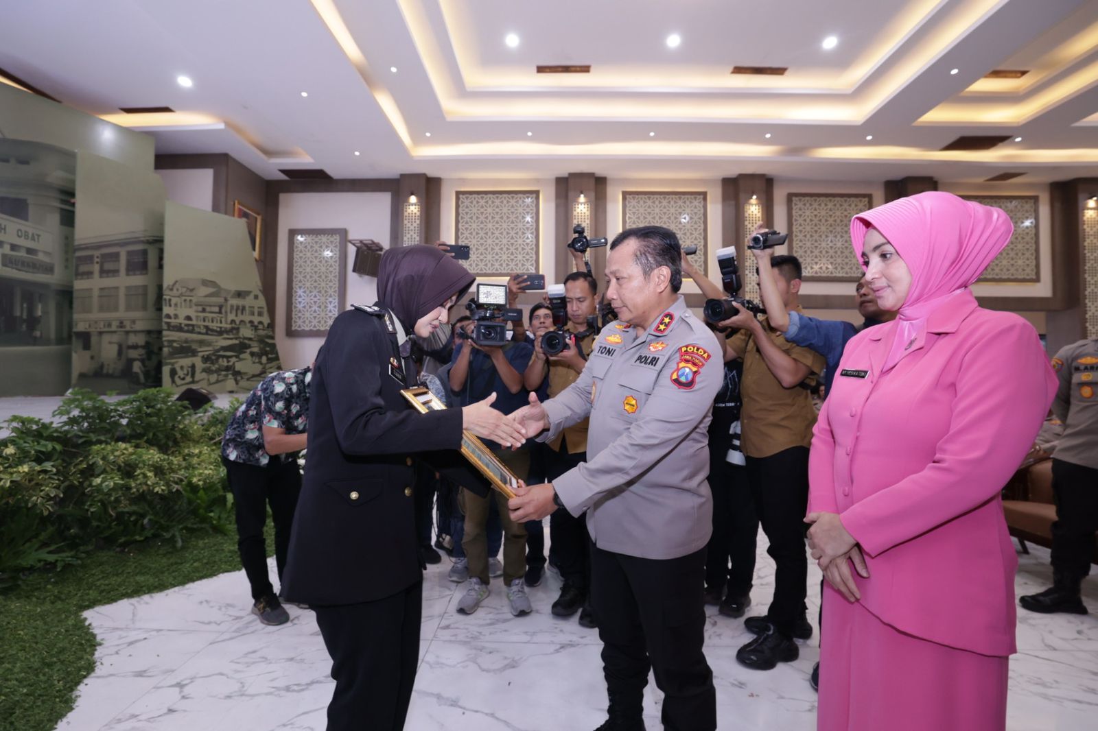 Kapolda Jatim Beri Penghargaan Briptu Tiara Berupa Pin Emas Atas Pendidikan yang Diraihnya di Turki
