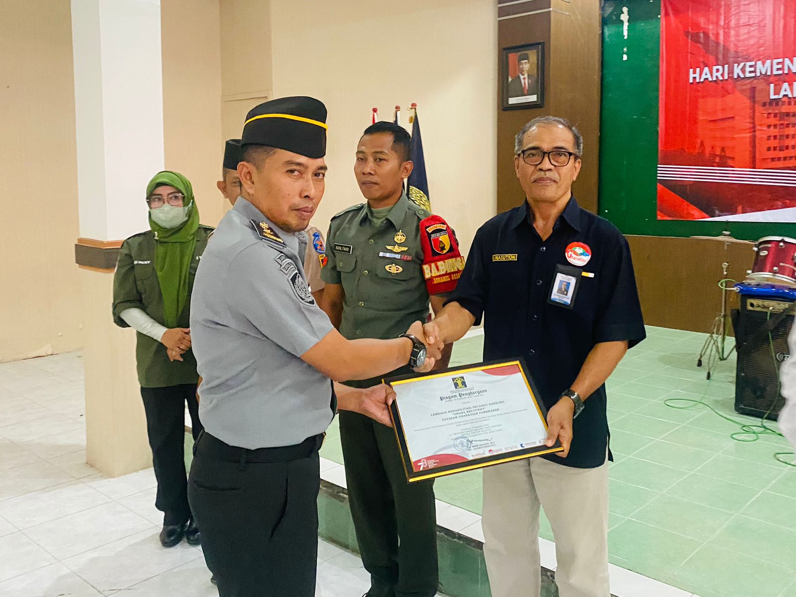 Bentuk Apresiasi, Ka.Kanwil Kemenkumham Jatim Berikan Penghargaan Kepada Mitra Kerja Lapas Pamekasan