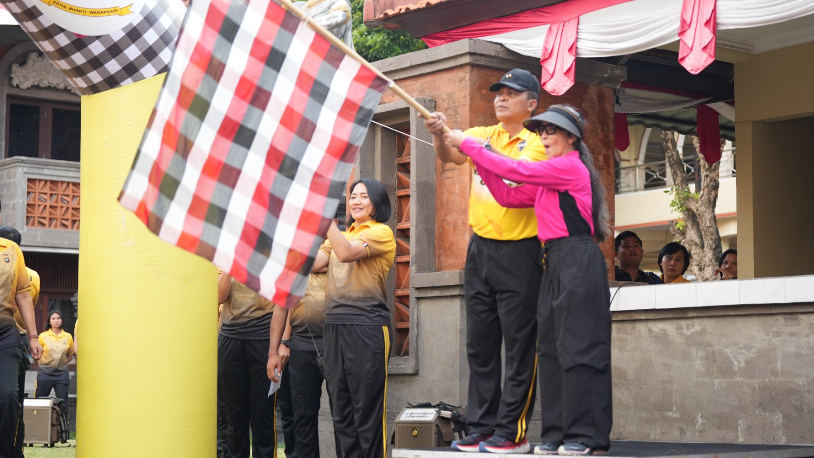 Sambut HUT Polwan, Polda Bali Ajak Hidup Sehat dengan Olahraga Bersama
