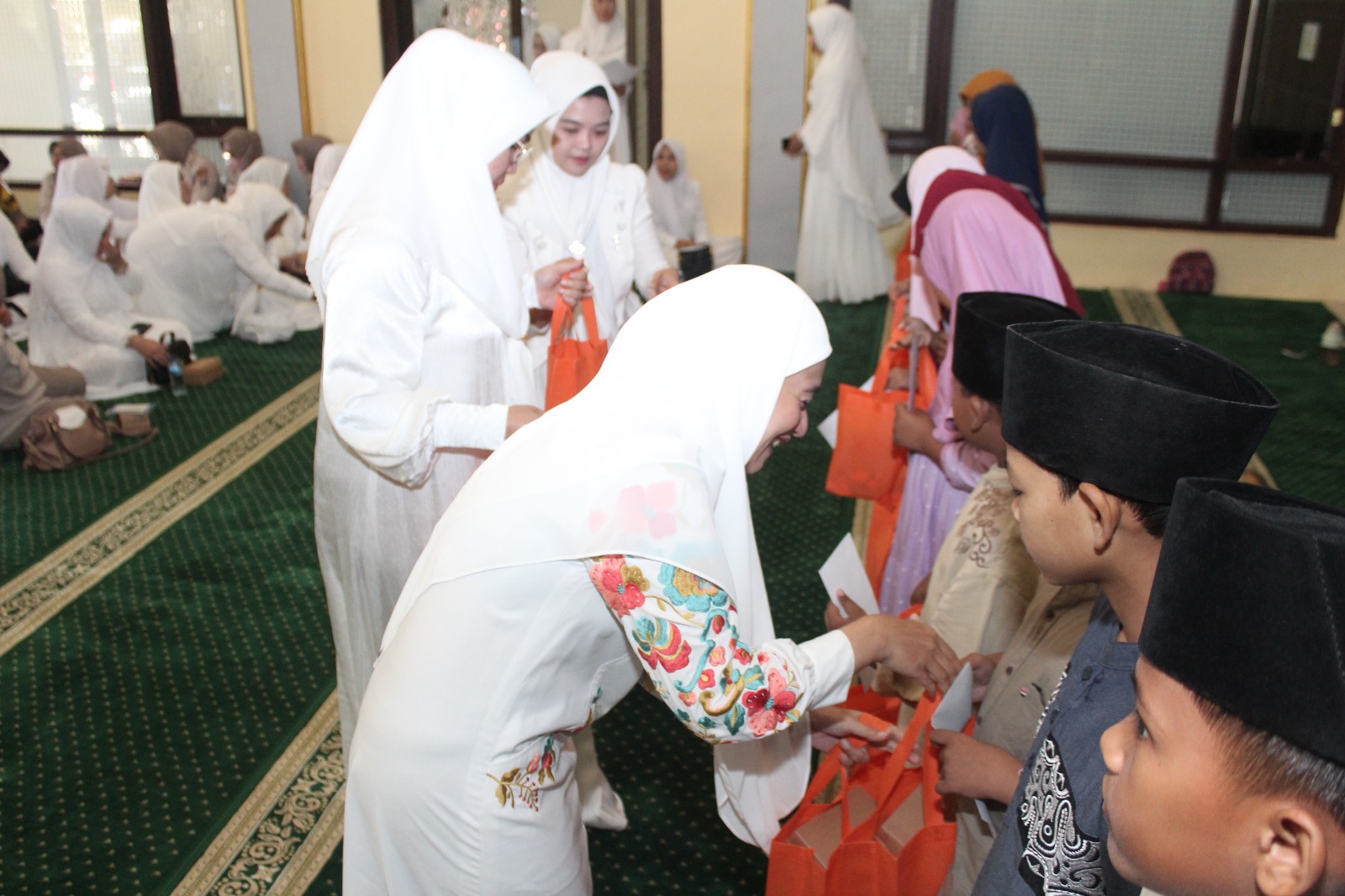 Peduli Sesama, Bhayangkari Cabang Situbondo Gelar Santunan Anak Yatim dan Doa Bersama