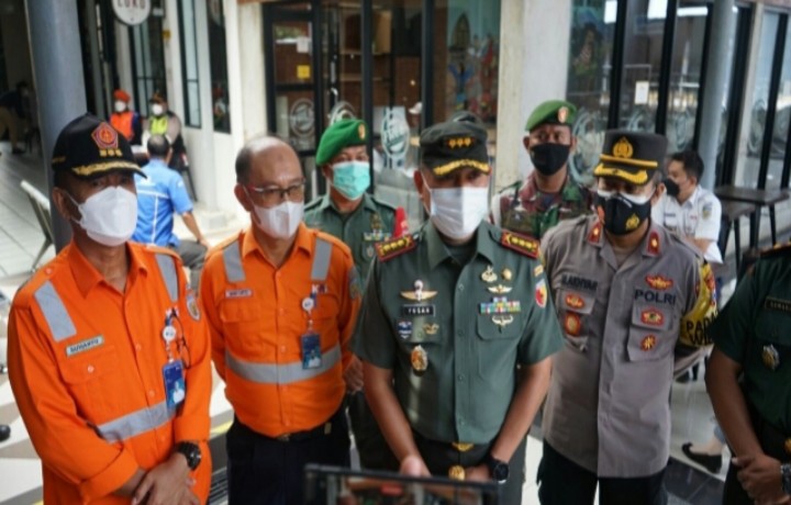 Kapolsek Tambaksari Hadiri Vaksin Boster Dosis 3 di ST Gubeng