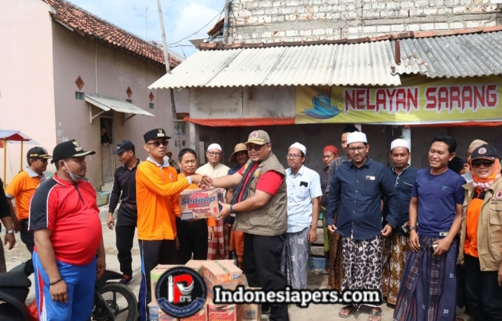 Akibat Gelombang Tinggi Camat Sarang Lakukan Aksi Jumat Bersih di Sepanjang Jalan Lingkar Sarang 