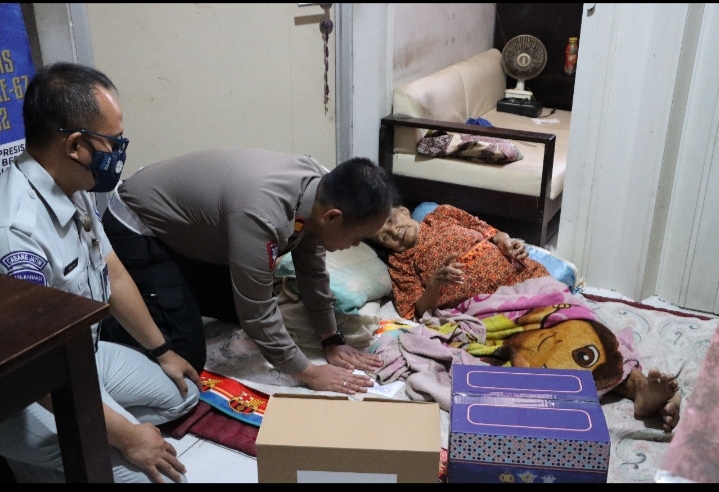 Polisi Peduli, Polres Madiun Kota Beri Bantuan Penderita Cacat Akibat Laka Lantas