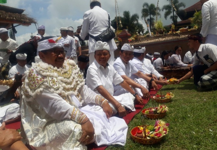 Kapolda Bali Mengikuti Rangkaian Persembahyangan Tawur Agung Kesanga Di Bencingah Pura Agung Besakih.