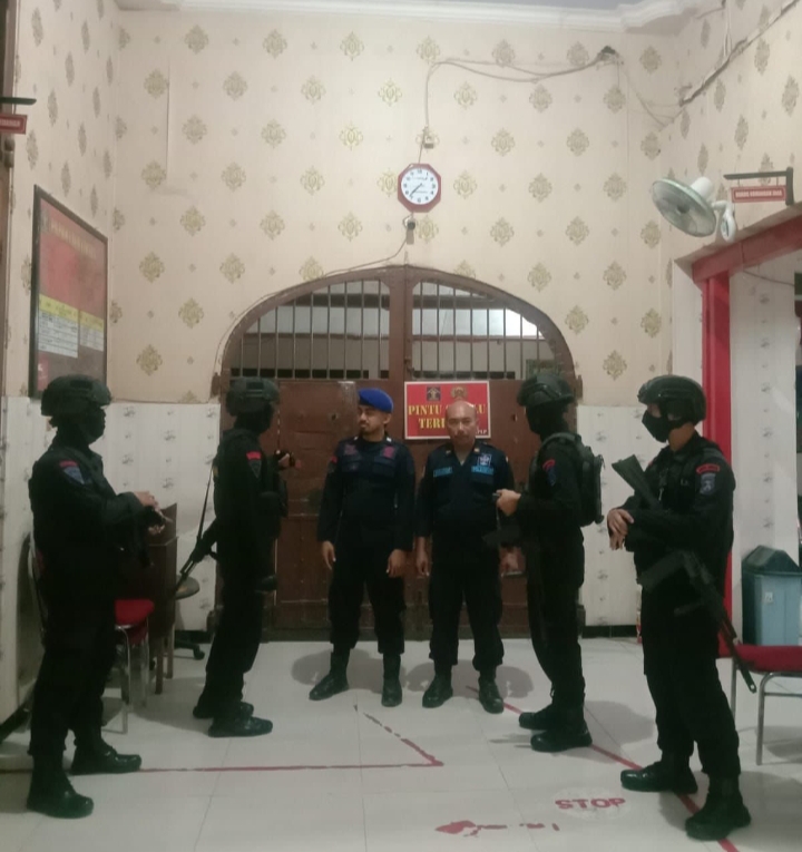 Jaga Sinergi, Lapas Pamekasan dan Brimob Laksanakan Patroli Sambang