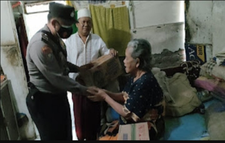 Peduli Warga Kurang Mampu dan Janda Tua, Kapolsek Tambaksari Bagikan Sembilan Bahan Pokok (Sembako)