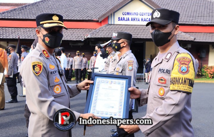 Aksi Heroik Bhabinkamtibmas Selamatkan Warga yang Hendak Bunuh Diri Berbuah Penghargaan