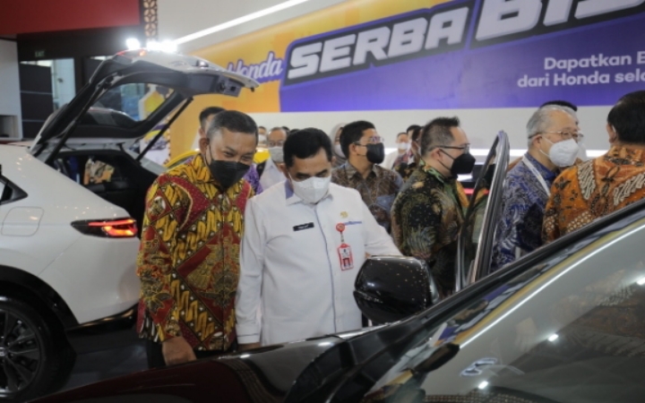 PEJABAT PEMBUKA TINJAU AREA PAMERAN GIIAS SURABAYA 2022