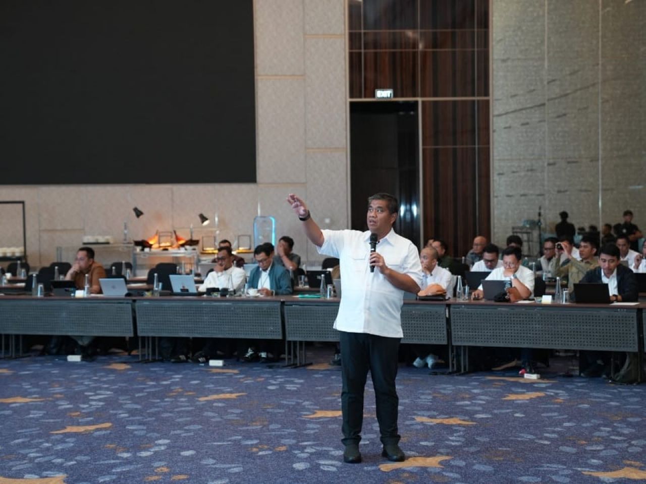 Executive Vice President Project Management Office PT PLN (Persero) memberikan paparan dalam kegiatan Monitoring Evaluasi